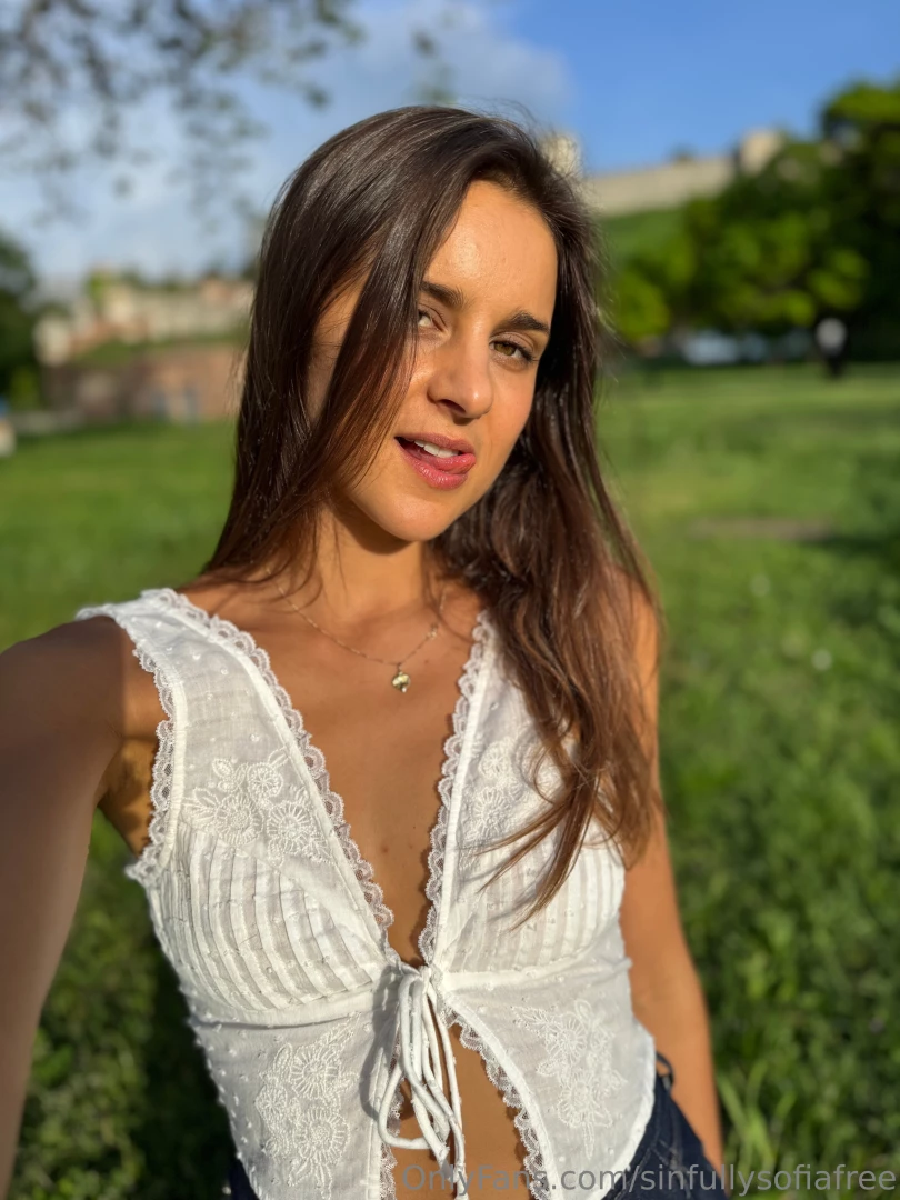 Cum join me on a little picnic where you put your hands up my skirt 