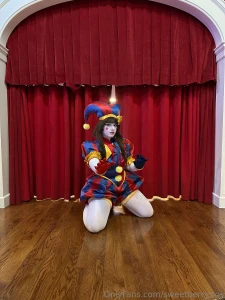 Clown clussy has fun at a museum part 2