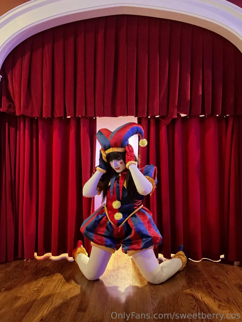 Clown clussy has fun at a museum part 3 