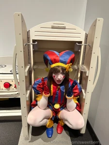 Clown clussy has fun at a museum part 4