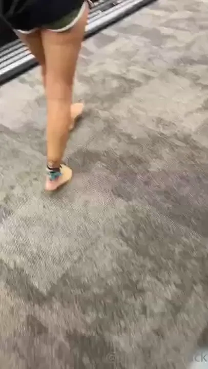 Nataliefox is barefoot in public 
