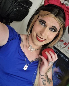 Threw together this snow white cosplay last minute for an event how d
