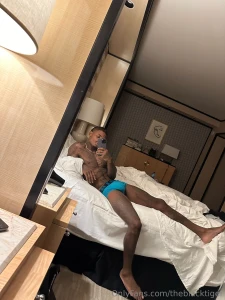 Who s tryna lay up w me rn