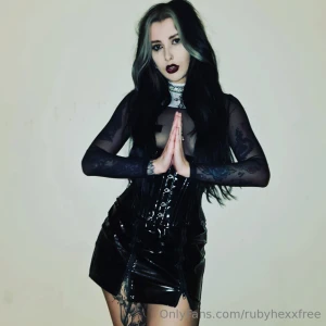 I used to be a lil goth lol