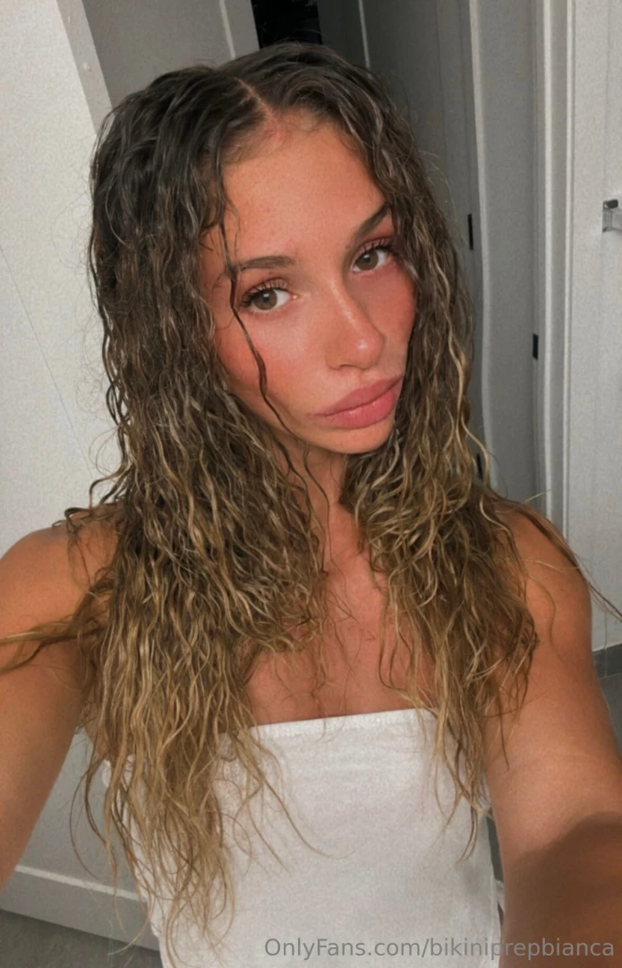 My hair is an absolute mess i love ittt 