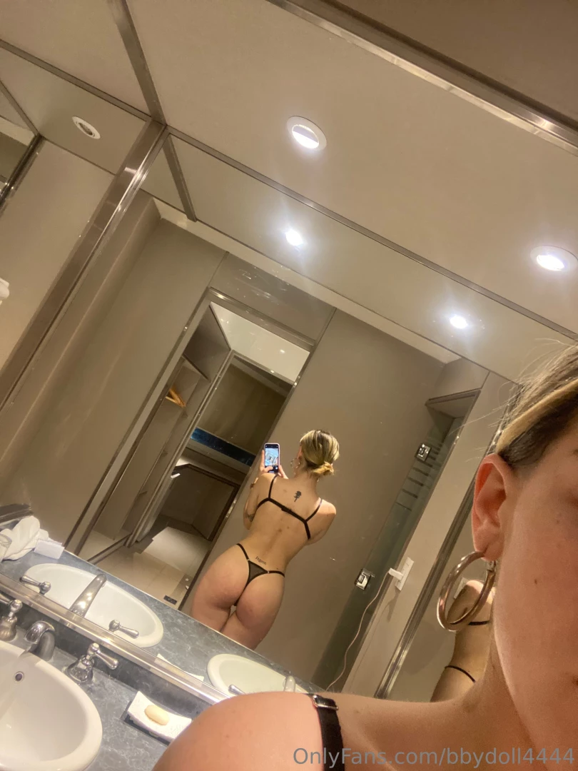 Laisse tes mains suivre le chemin de mes courbes 