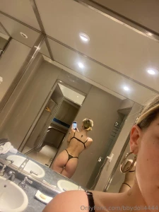 Laisse tes mains suivre le chemin de mes courbes