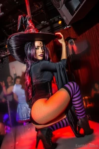 Hola need your help vote amp drop a what should i be for halloween