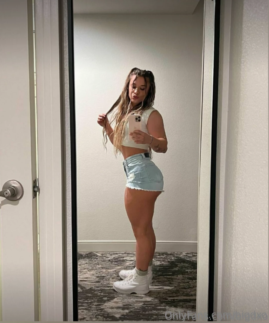 Starting my day with a sexy selfie now it s your turn to make my day 