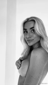 Hvis du kan lide mine bryster og min stemme s skynd dig ind og bne den