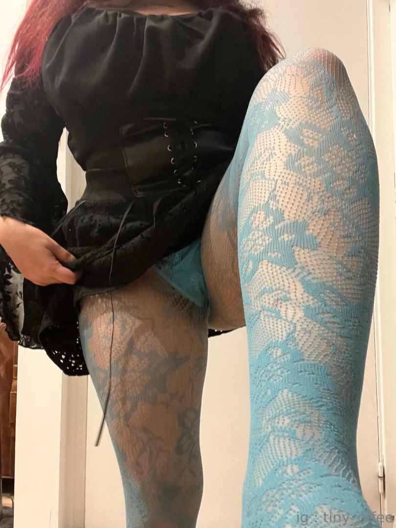 Des collants bleus pour toi lt 3 tu peux les d chirer si tu veux eng 