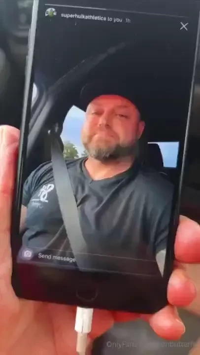 I m gunna get in trouble it s sunday night nobody s paying attention 