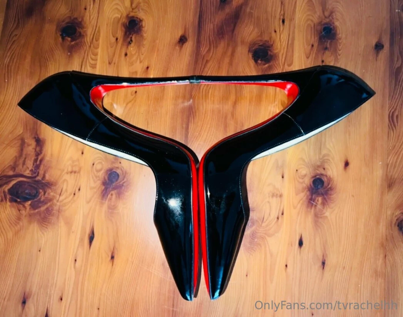 Who wants to see me cum in my louboutins and put them back on my nylon 