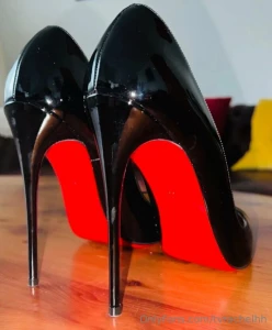 Who wants to see me cum in my louboutins and put them back on my nylon part 3