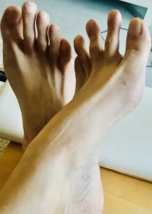 Spontaneous pure no polish bare feet