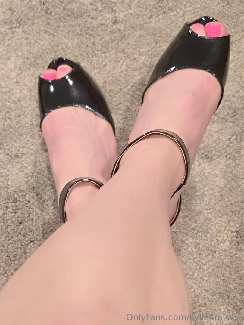 So from the last poll i took you guys seemed to want more feet pics so part 1 