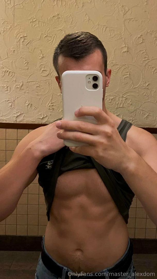 Come down and make me pleasure right here 