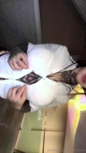 It s too tight can you help me unzip my clothes