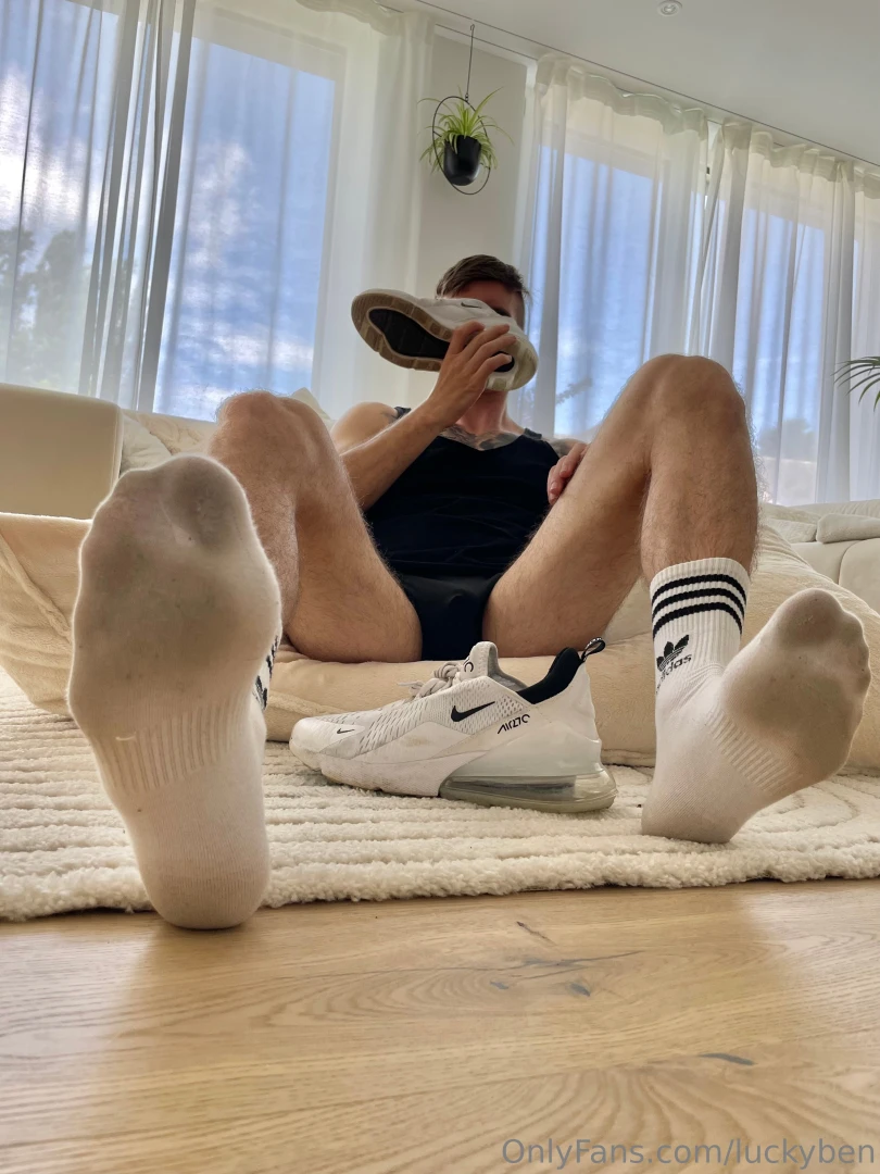 Some hot sniffing moments in dark socks 