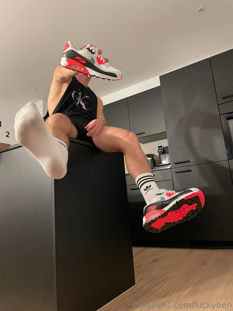 What is about this shoes who wanna take this shoes on my feet 