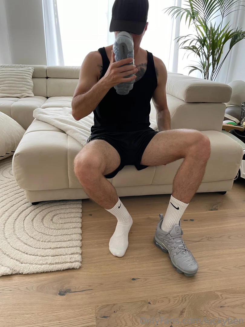 Sniff my new shoes but first i do some sport for a better taste 