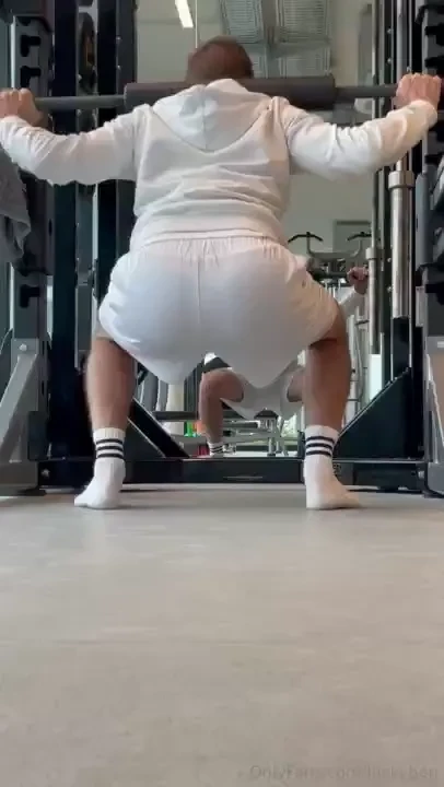 How is my squat rating from 1-10 wanna see more workout videos 