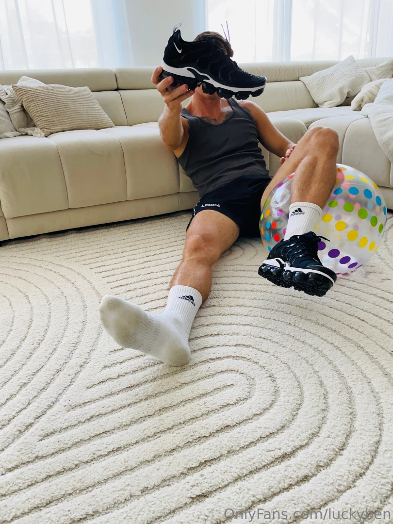 Choose one pair shoes 