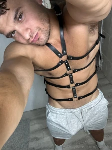 I know that not everyone likes leather but do i look sexy part 6