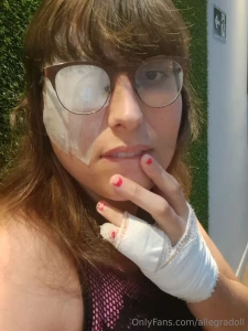 Hey everyone i had eye surgery today and my hand is broken who loves part 3