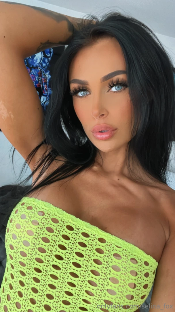 Capturing the essence of elegance in this green ensemble do you like 