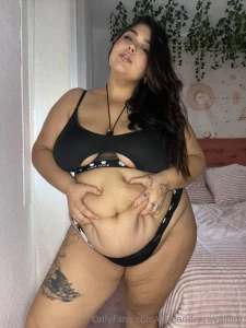 I need someone to play with my belly