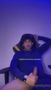 Estaba solo en casa no me aguante y me empec a masturbar antes que