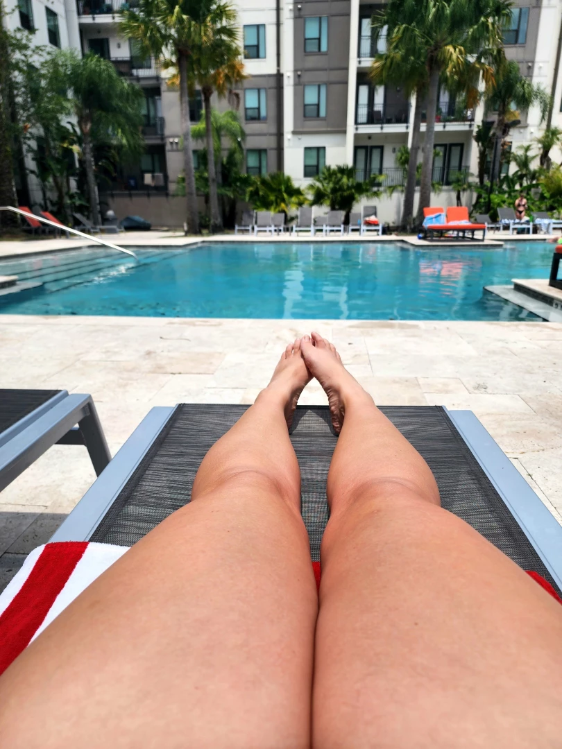 Omggg so many people at the pool today so shy but at least i m not the 