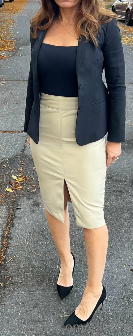 Hello fans it s teasemetuesday i ll start here this hot hotwife likes 