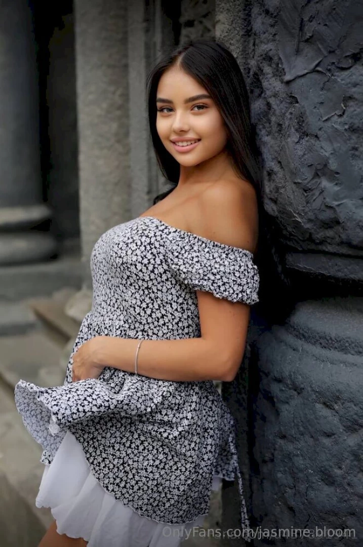 Look at this hot cutie amameliafy will show you her wet pussy follow part 209 