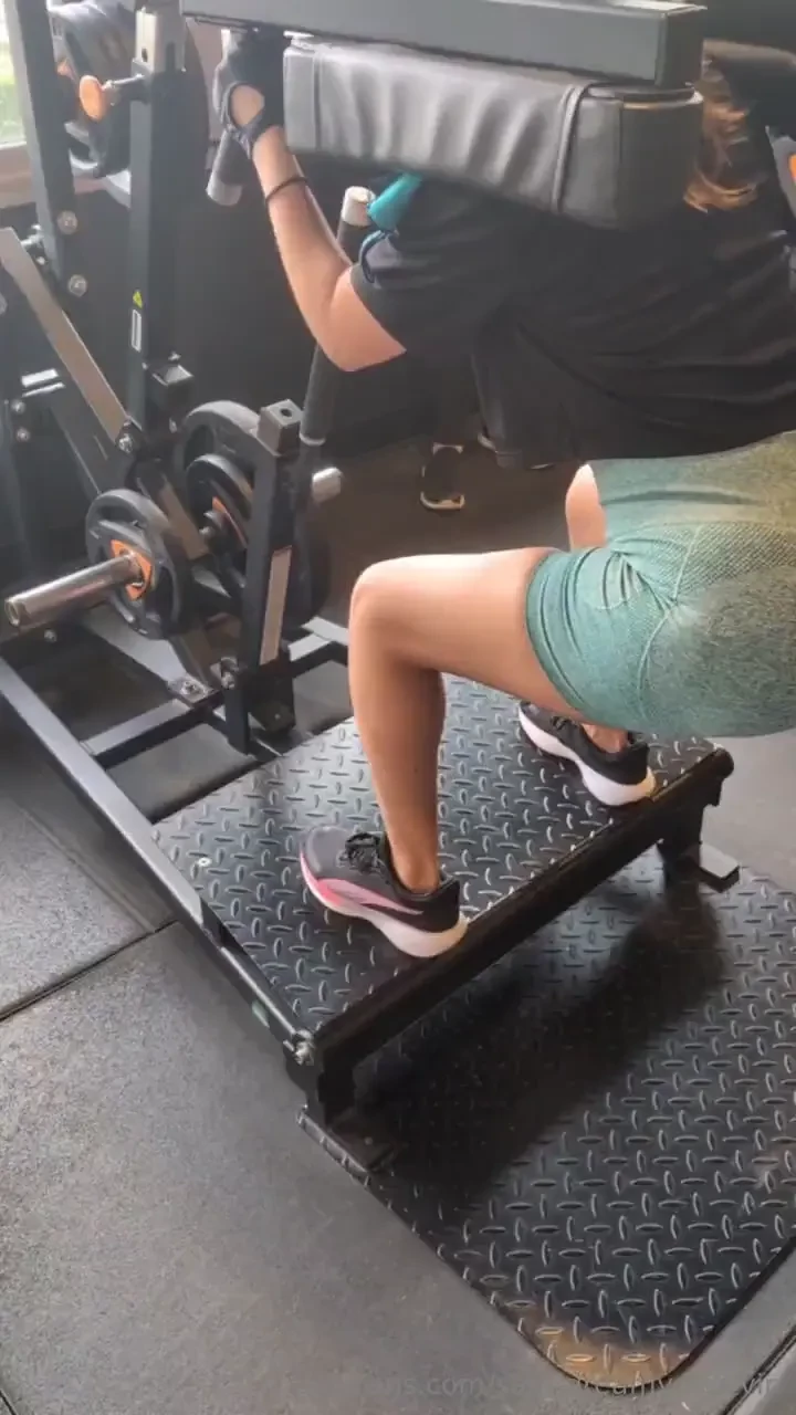 Look at that leg babyyyy even the guy recording was impressed sadly he 