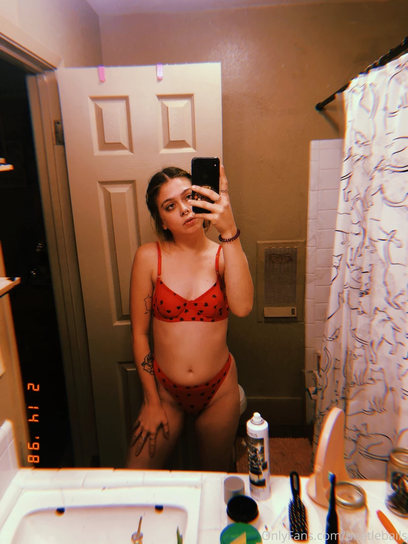 Happy valentine s day i m spending mine alone with beer amp pizza 