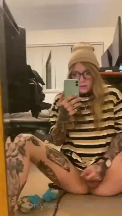 Masturbating and playing with my bussy if only someone could help me 