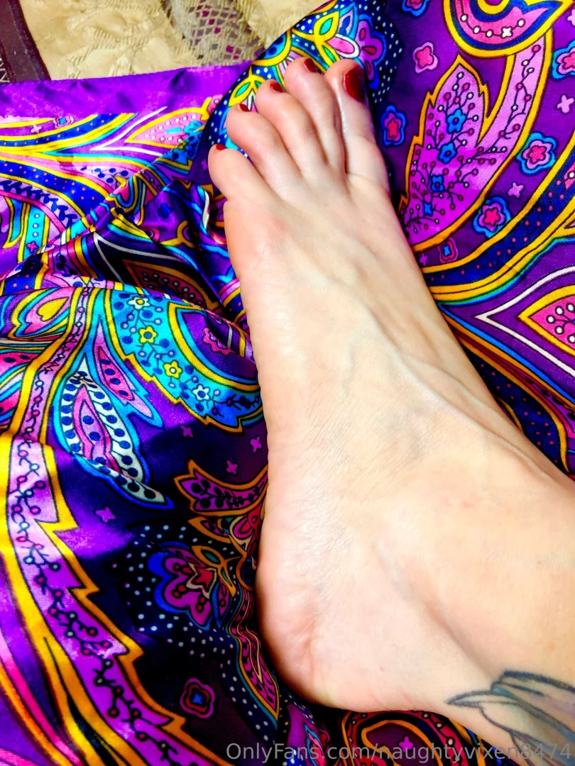 Look at my beautiful toes they d look better with your tongue going 