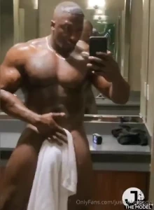 Who wants to work out with me message me me now for a nude workout