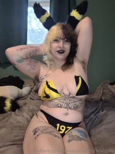 I look so hot in my umbreon cosplay part 4