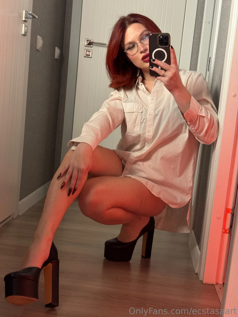 Female foot fetish is one of the most common expressions of aesthetic 
