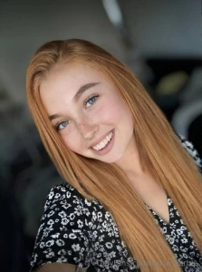 Scrolling cute girl lilyyrosse loves playing with her pussy she looks part 9