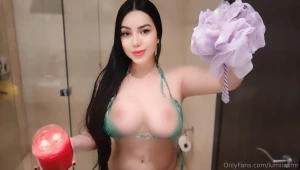 Roleplay explicito tu prima te invita a un ba o muy espumoso amp