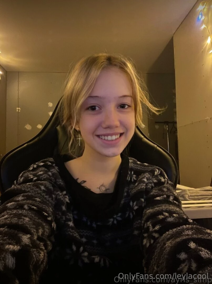 Cute kitty ayriss_simp loves cocks of all sizes when she gets horny part 19 