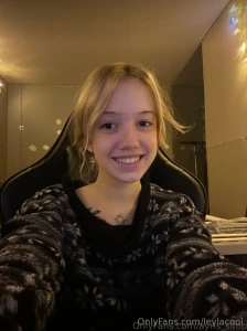 Cute kitty ayriss_simp loves cocks of all sizes when she gets horny part 19