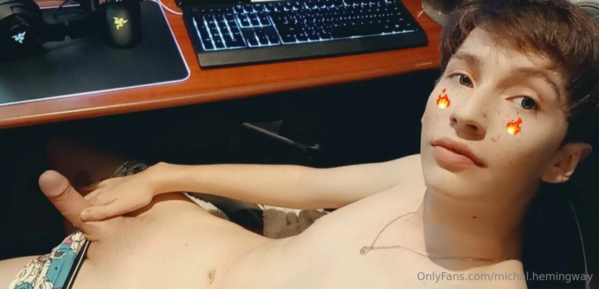 I want to feel you under my desk while im playing 