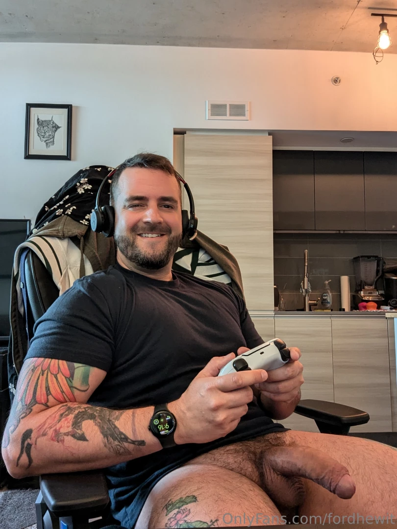 5 snaps of my hard cock while i m gayming part 4 