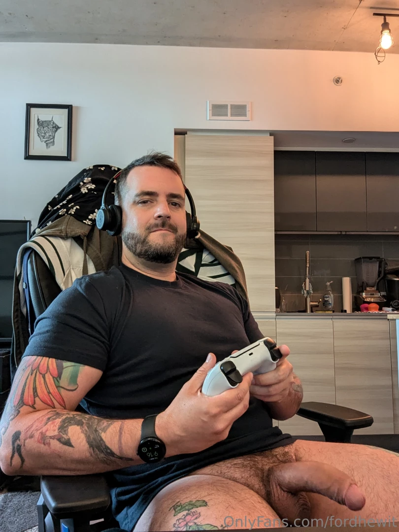 5 snaps of my hard cock while i m gayming part 3 