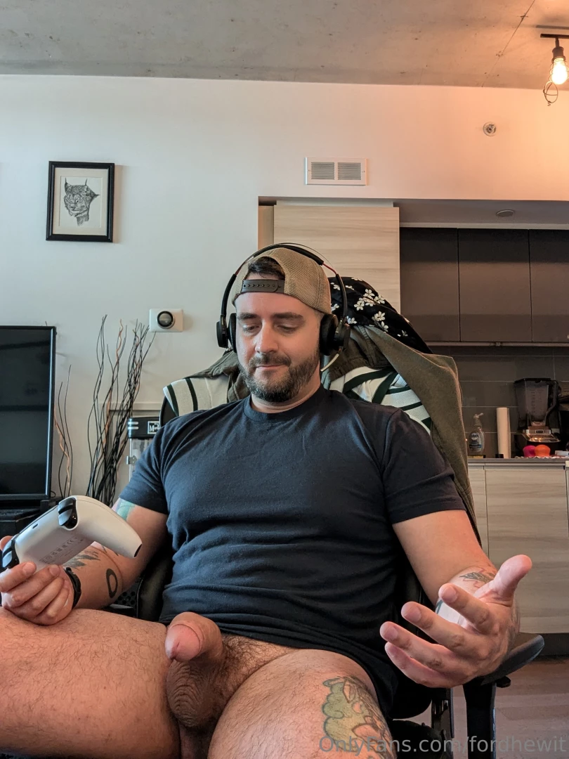 5 snaps of my hard cock while i m gayming part 1 